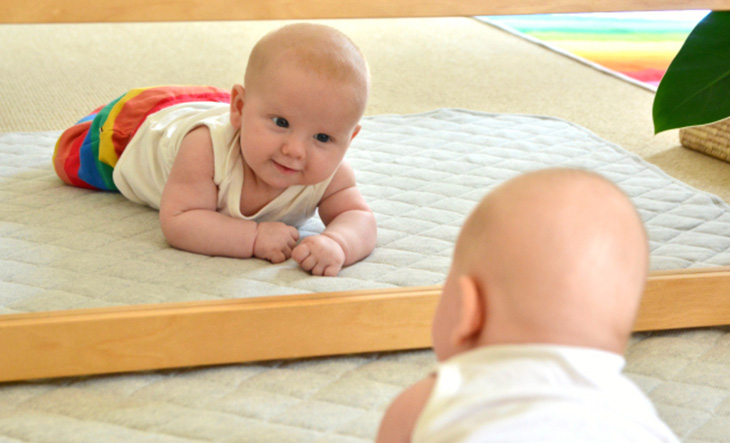 چرا استفاده از آینه برای رشد کودک مفید است؟