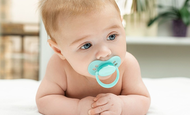 مزایا و معایب استفاده از پستانک برای نوزاد