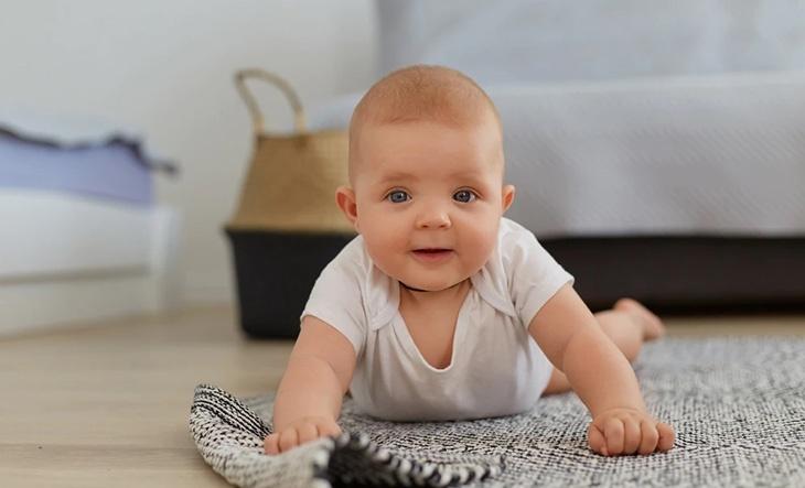 چهار روش برای کمک به غلت زدن در روند رشد نوزاد